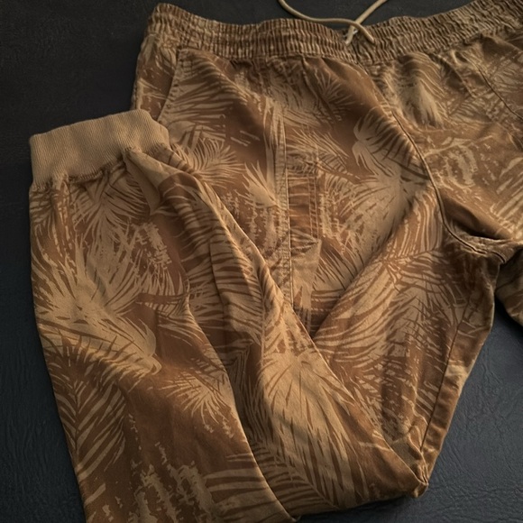 🌈🌈🌈 Garnet Hill, XL baggie cropped stretch pants, brown leaf design - Picture 5 of 7